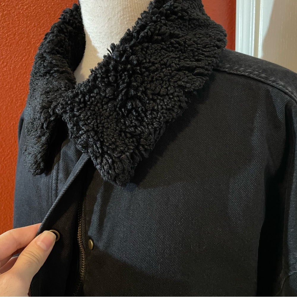 Levi’s Women’s Big E Faded Black Full Zip Boxy Bubble‎ Sherpa Trucker Jacket - Picture 4 of 7